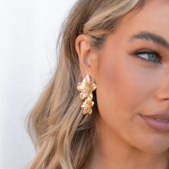 NWT Petal + Pup ‘Alexa Flower Earrings’ in Gold - Picture 4 of 10